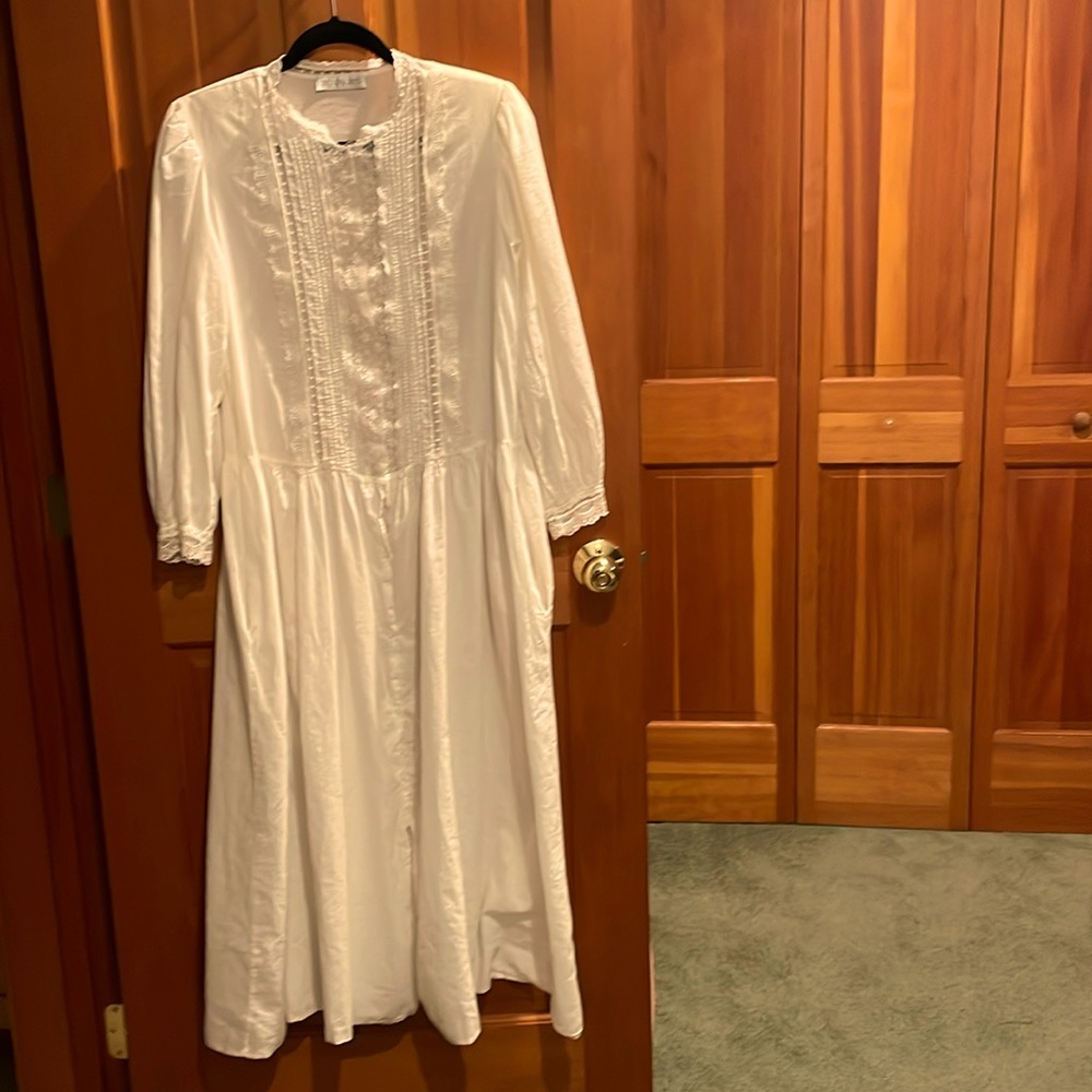 Carole Hochman 80’s style lacy nightgown.